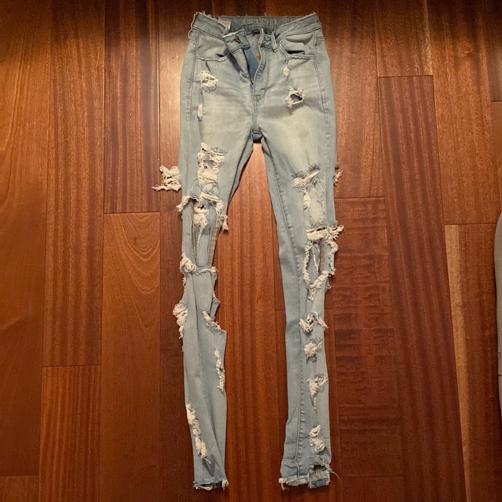 American Eagle High wasted Ripped Jeans